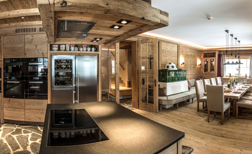 In der luxuriösen Küche finden Sie alles was Sie benötigen für Ihren Genussurlaub in Saalbach Hinterglemm