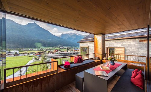Ein weiterer Essbereich findet sich auf der privaten Terrasse des Chalets- Urlaub in Salzburg