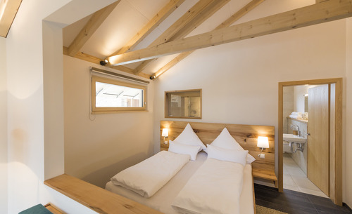 In den Forstgut Chalets im Naturpark Bayerischer Wald finden Sie einen komfortablen Schlafbereich  In den Forstgut Chalets im Naturpark Bayerischer Wald finden Sie einen komfortablen Schlafbereich