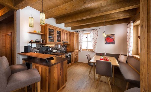Chaleturlaub in Wagrain-Der Koch- und Essbereich verfügt eine Küche, Sitzecke und Bar Chaleturlaub in Wagrain-Der Koch- und Essbereich verfügt eine Küche, Sitzecke und Bar