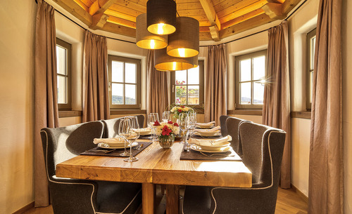 Der großzügige Essbereich im Luxus-Chalet Rosserer Wirt bietet Platz für die ganze Familie Der großzügige Essbereich im Luxus-Chalet Rosserer Wirt bietet Platz für die ganze Familie