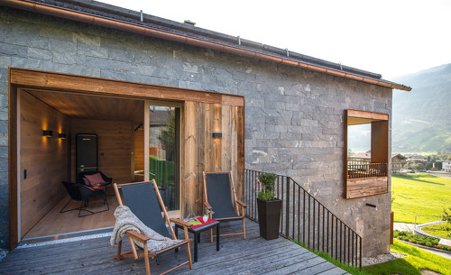 Genießen Sie einen Sommerabend auf der privaten Terrasse des Chalets Smaragdjuwel