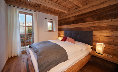 Traditioneller Almhüttencharme in den Schlafzimmer der Chalets Almidylle Piredt