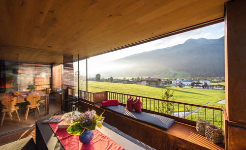 Ein atemberaubendes Panoramafenster findet sich im Wohnbereich des Luxus-Chalets Smaragdjuwel