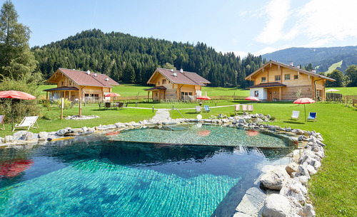 Im Sommer steht Ihnen im Chaletdorf Lehenriedl ein großer Badeteich zum Schwimmen zur Verfügung