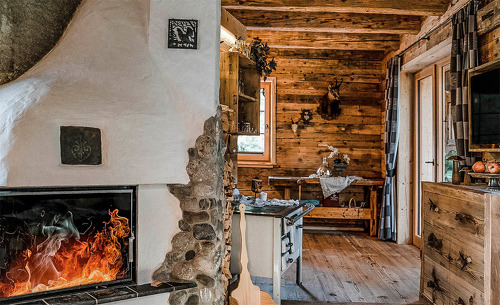 Gemütliches Ambiente im Haus Moll durch die urige Einrichtung mit Kamin Gemütliches Ambiente im Haus Moll durch die urige Einrichtung mit Kamin