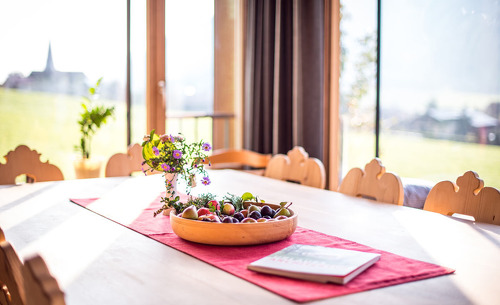 Die verglasten Wohnräume bieten einen einzigartigen Ausblick- Smaragdresort Salzburg