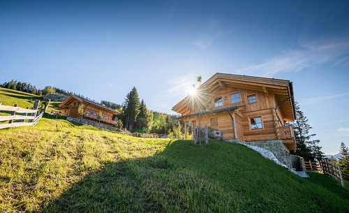 Luxus-Lodges mit Badeteich im Almgebiet am Hauser Kaibling