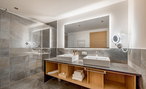 alpenparks-hotel-arlberg-badezimmer alpenparks-hotel-arlberg-badezimmer