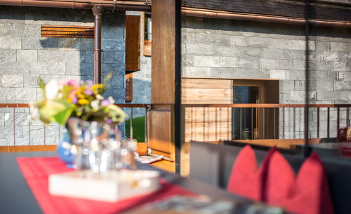 Die überdachte Terrasse lädt ein zum Essen und Trinken im Freien- Ferienhaus Smaragdjuwel