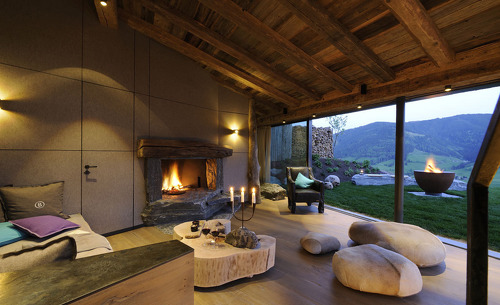 Die Panoramafenster im Wohnbereich ermöglichen einen atemberaubenden Ausblick- Hüttenurlaub der Extraklasse