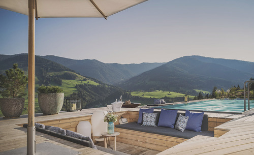 senhoog-bergwaertsgeist-pool-lounge senhoog-bergwaertsgeist-pool-lounge