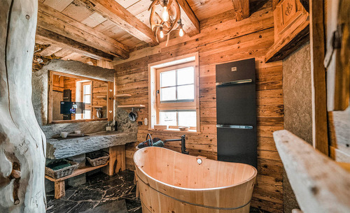 Luxuriös ausgestattetes Badezimmer mit uriger Austattung in den Chalets Moll