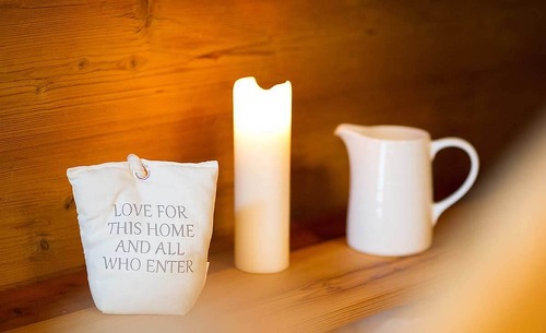 Die kuschelige Atmosphäre in den Lehenriedl Chalets lädt zum Wohlfühlen ein. Die kuschelige Atmosphäre in den Lehenriedl Chalets lädt zum Wohlfühlen ein.