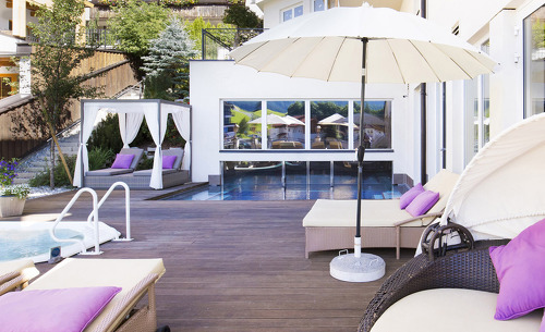 Relaxen Sie auf der modernen Terrasse im Hotel Alpen-Herz