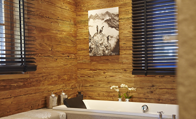 Badezimmer mit Blick auf die Berge im Chalet F