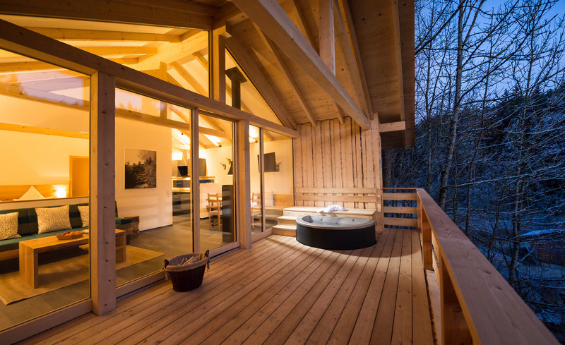 Die großzügige Terrasse des Luxuschalets Forstgut in Bayern bietet viel Raum für Erholung.