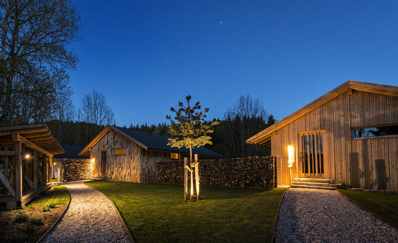 Das gepflegte und ansprechend gestaltete Feriendorf Forstgut verfügt über exklusive Chalets mitten im Bayerischen Wald 