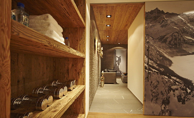 Komplett ausgestatteter Fitnessbereich im Chalet-Stil