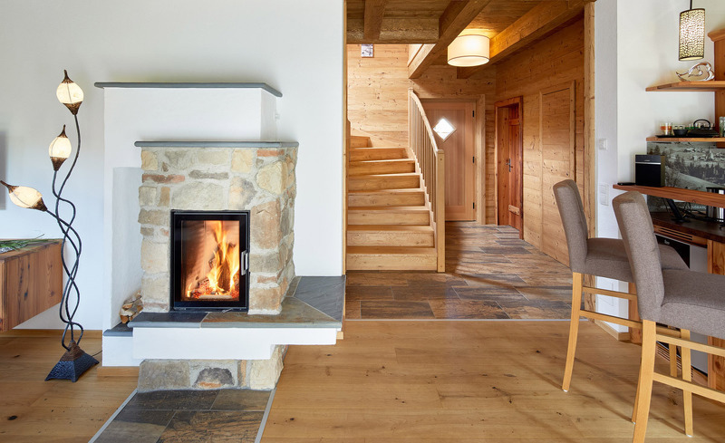 Der Kamin aus Natursteinen- das Schmuckstück des Chalets