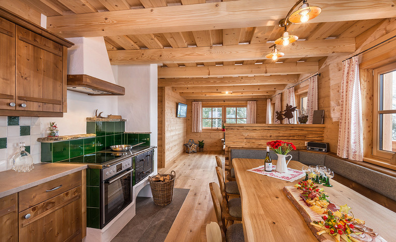 Traditionelle Küche mit Kachelofen - Prenner Alm