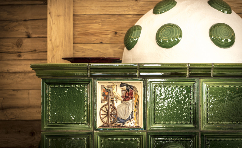 Ein Kachelofen sorgt für wohlige Wärme und Komfort während Ihres Aufenthalts im Luxuschalet Schmiedalm