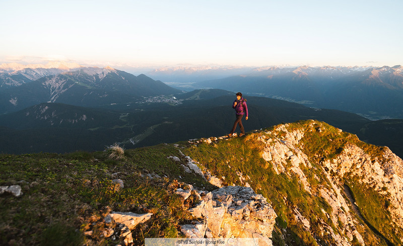 Wanderer-weit-oberhalb-vom-Hochplateau-mit-Ausblick