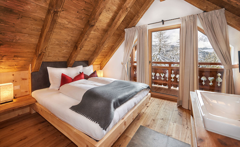 Komfort mit Ausblick- der Schlafbereich des Luxuschalets Almidylle Piredt