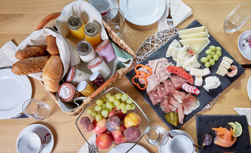 reichhaltiger Genussfrühstückskorb