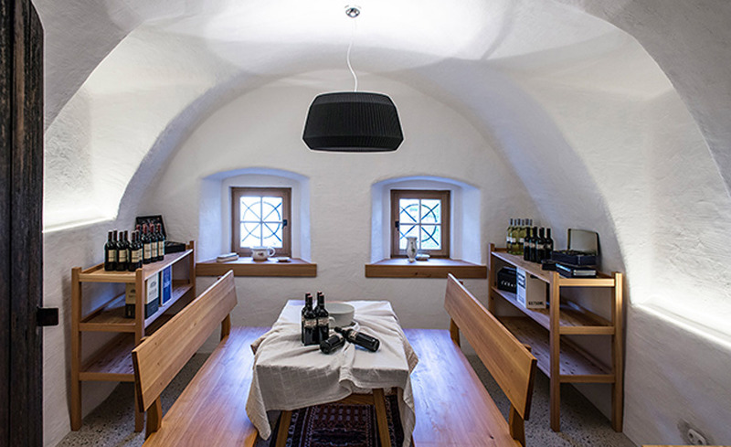 Die Rauchkuchel- Eine Vorratskammer im Käth und Nanei Alpen Chalet gefüllt mit Produkten aus der Region