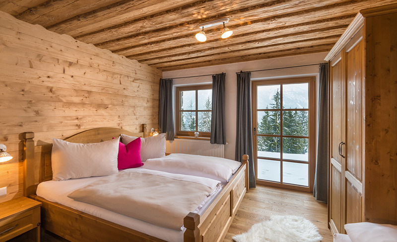 Urig eingerichtetes Schlafzimmer - Chalets Prenner Alm
