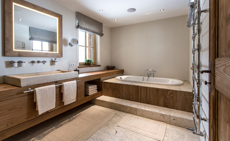 Luxuschalet Schmiedalm- Das Designbadezimmer ist ausgestattet mit hochwertigen Möbeln und einer Badewanne