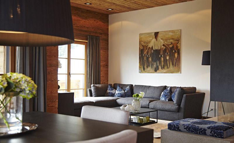 Der extragroße Wohnraum bietet ausreichend Platz für Gruppenreisende