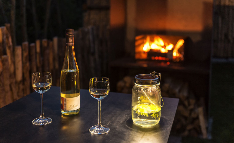 Genießen Sie im Sommer ein Glas Wein auf der privaten Terrasse ihres Chalets im Feriendorf Forstgut.