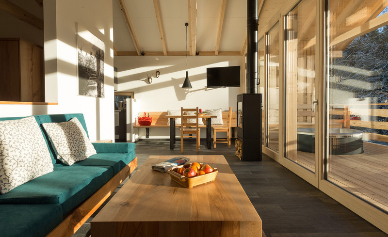 In den Chalets des Feriendorfes Forstgut erwartet Sie ein lichtdurchfluteter, großzügiger Wohnraum