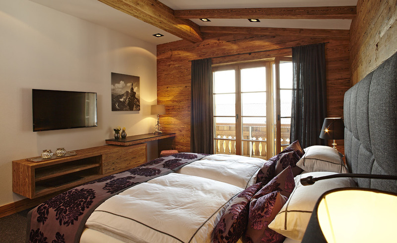 Chalet-Schlafzimmer mit Blick auf die Berge