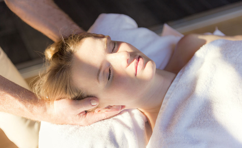 Sommerurlaub im Bayerischen Wald: Genießen Sie eine wohltuende Massage auf der Terrasse Ihres Chalets.