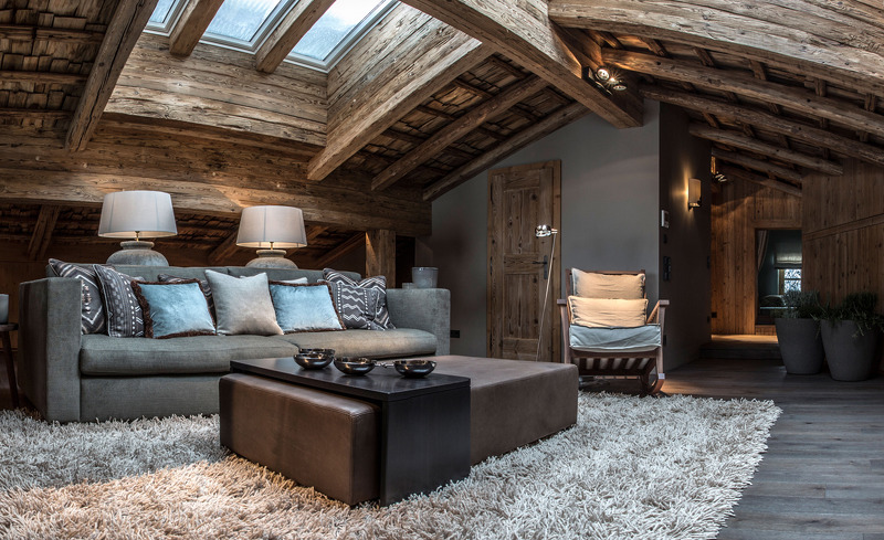 Gemütliche Sessel und Couchen in der Galerie des Chalets laden zum Relaxen und Träumen ein- Erholungsurlaub der Extraklasse im Salzburger Land
