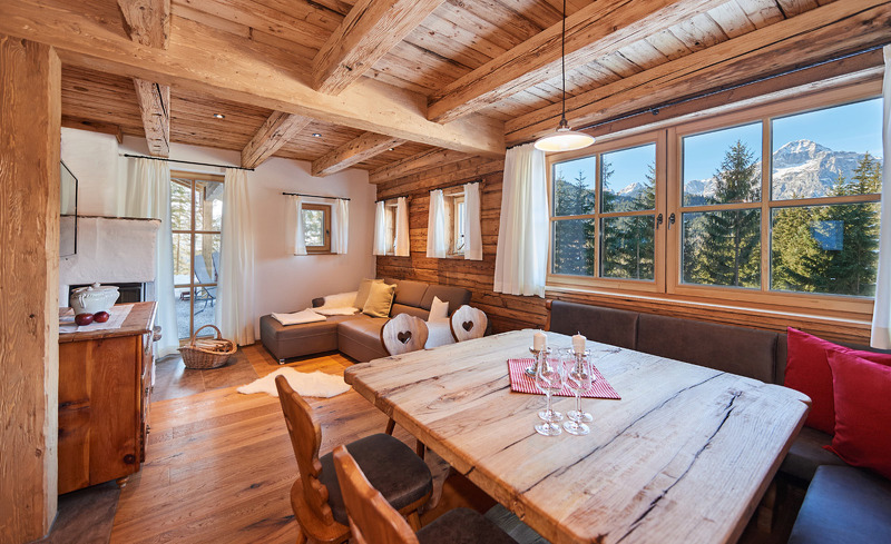 Urig trifft modern- der Wohnbereich des Almidylle Chalets im Tennengebirge
