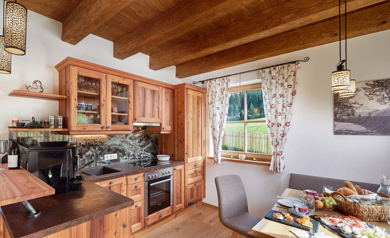 Die top-ausgestattete Altholzküche lädt ein zum Kochen und Verweilen- Lehenriedl Chalets, Wagrain