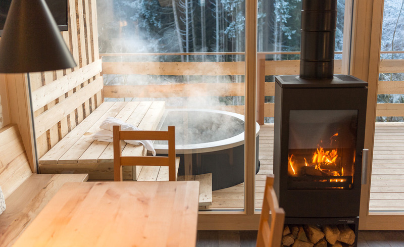 Das romantische Feriendorf Forstgut besticht durch seine individuellen Chalets mit eigener Terrasse und privatem Whirlpool