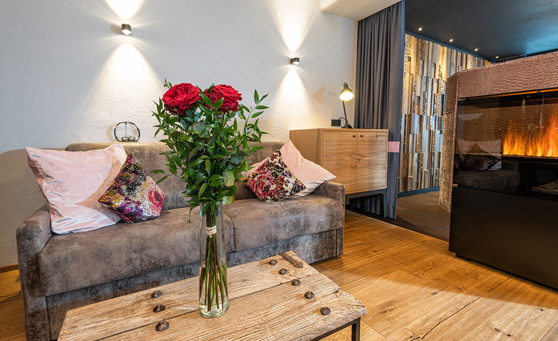 juniorsuite-almfeuer-sofa-foto-lorenz-masser