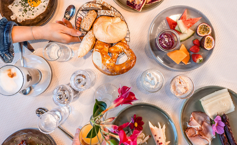 fruehstueckstisch-familie-foto-carmen-huter