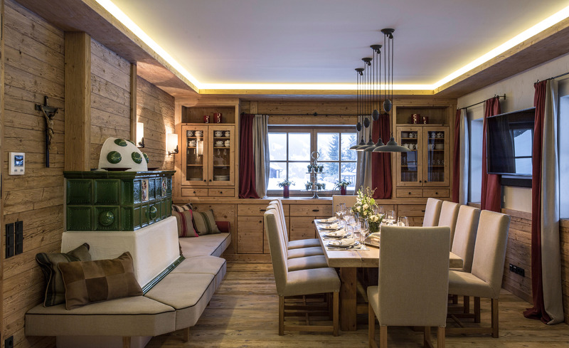 An der edlen Tafel im Essbereich finden bis zu 10 Personen Platz- Genussurlaub im Skigebiet in Salzburg