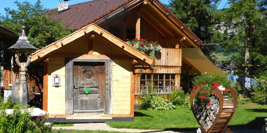Außenansicht im Sommer der Almhütten Moll in ruhiger Lage
