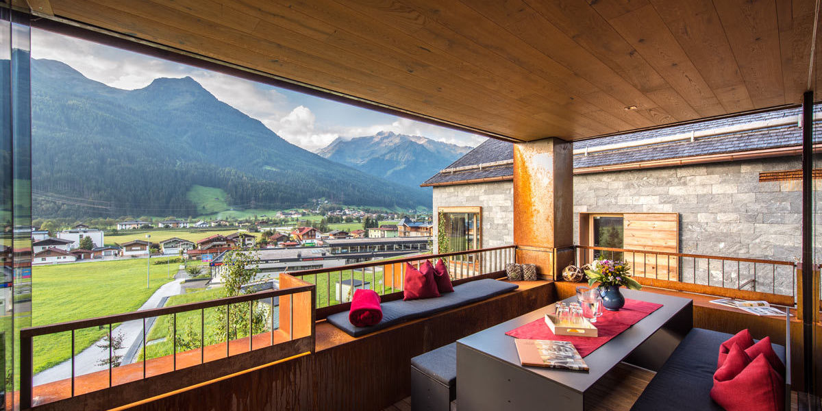 Ein weiterer Essbereich findet sich auf der privaten Terrasse des Chalets- Urlaub in Salzburg