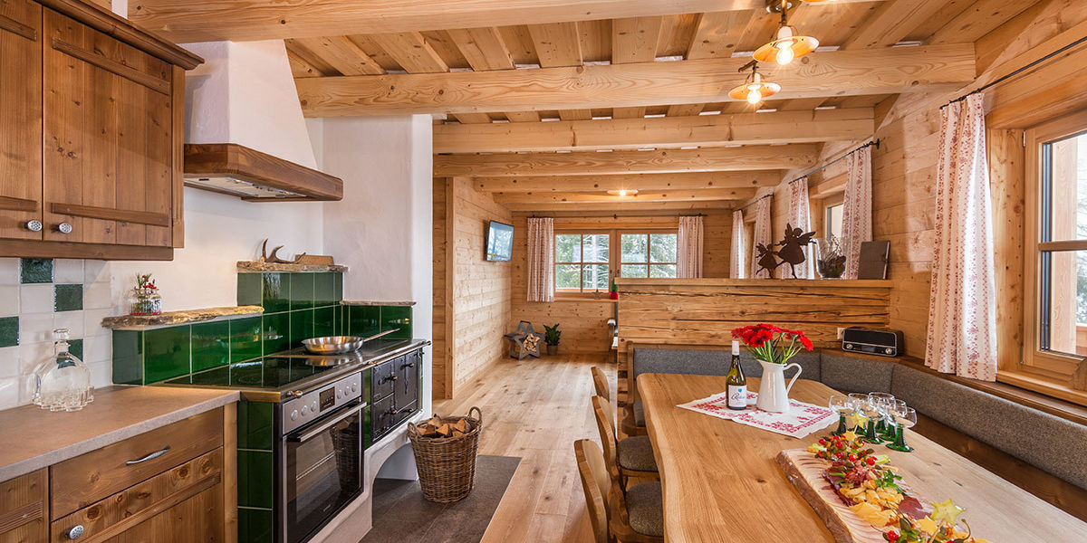 Traditionelle Küche mit Kachelofen - Prenner Alm Traditionelle Küche mit Kachelofen - Prenner Alm