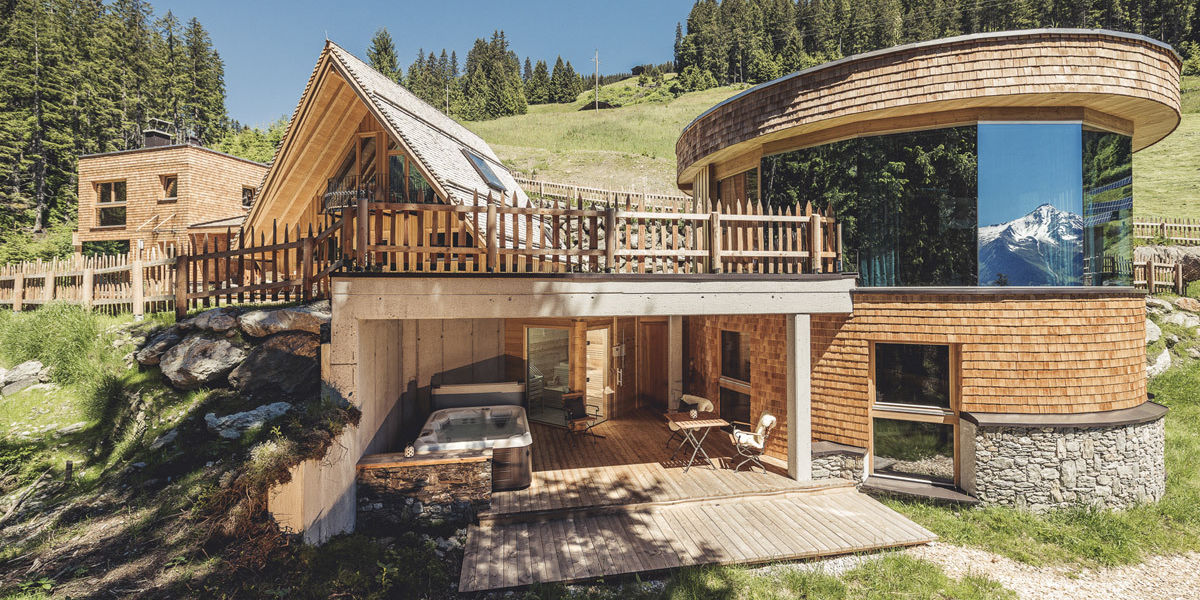 Architektur und Luxus in den Chalets des Almhofes Roswitha