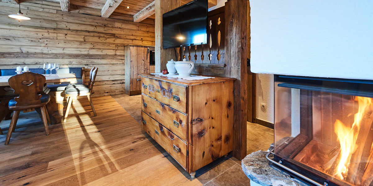 Wohnbereich mit offenem Kamin - Romantikurlaub in Salzburg