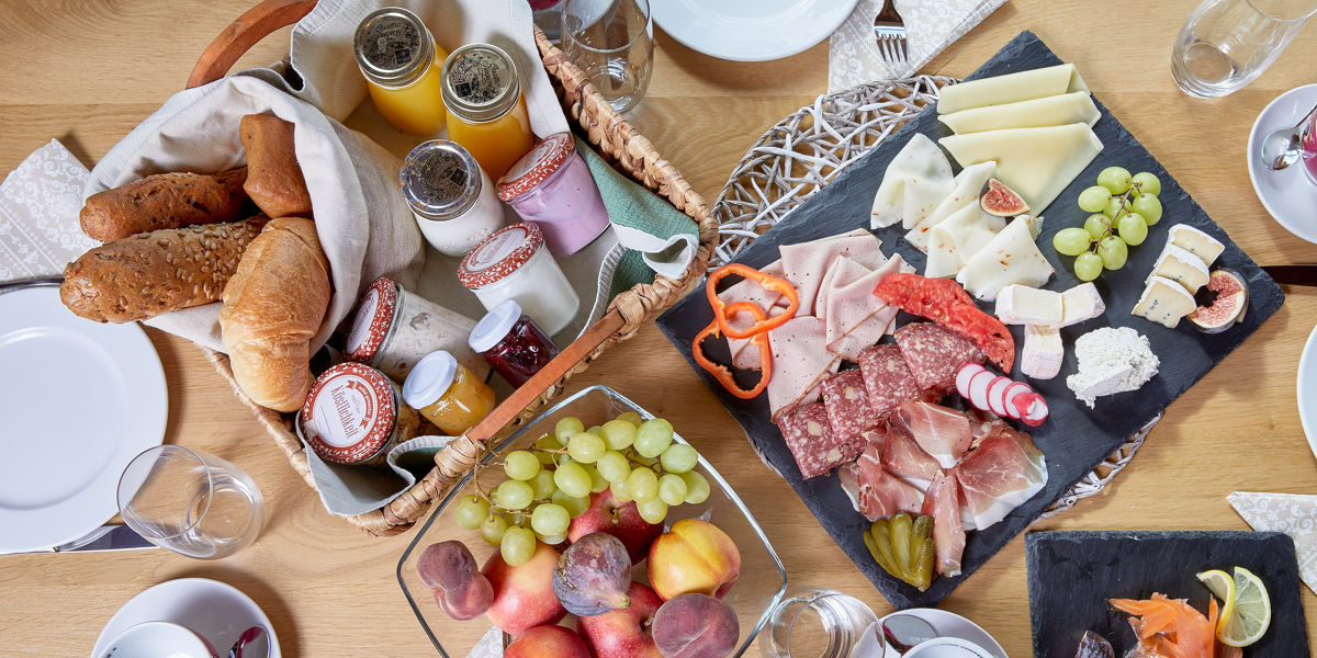 reichhaltiger Genussfrühstückskorb